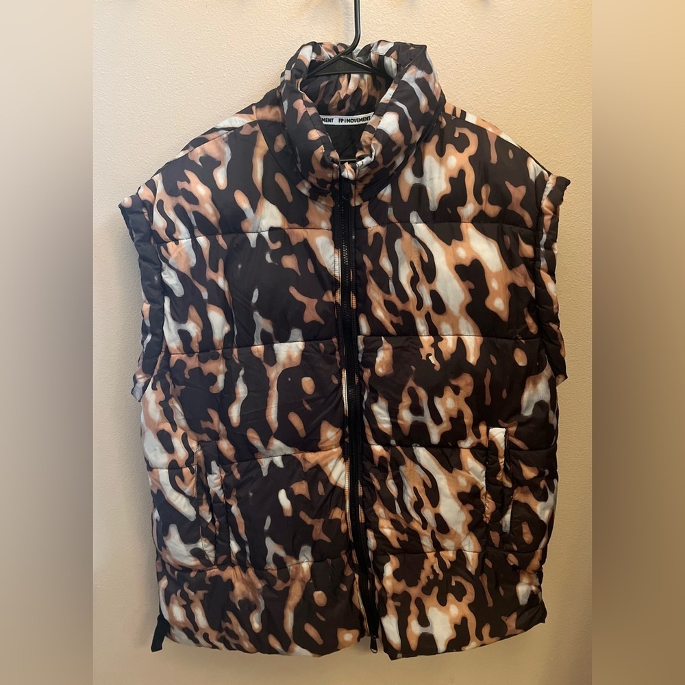 Free People - FP Movement In A Bubble Printed Puffer Vest in Tortoise Shell - Picture 1 of 5